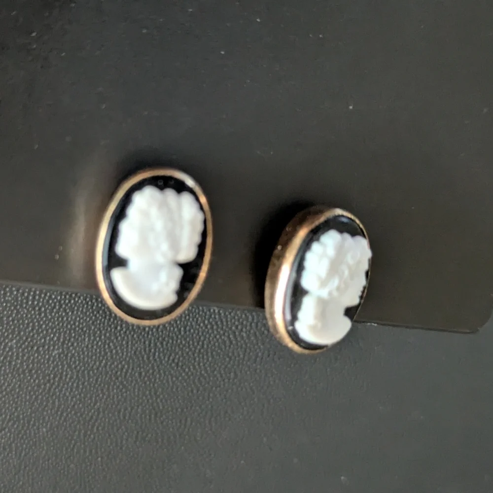 Vintage Shell Cameo Earrings Van Dell 12k Gold Filled.